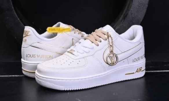 AIR FORCE AF1 LOUIS V. - BRANCO COM DOURADO